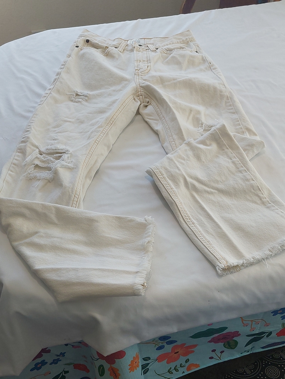 BDG Urban Outfitters Cream Distressed Cowboy Jeans . SIZE 25